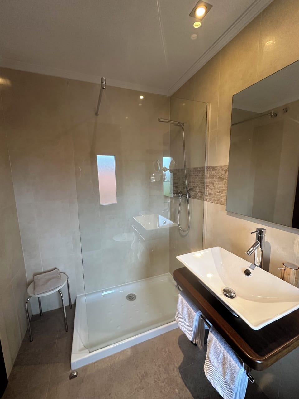 Comfort Double Room | Bathroom | Hair dryer, towels, soap, shampoo