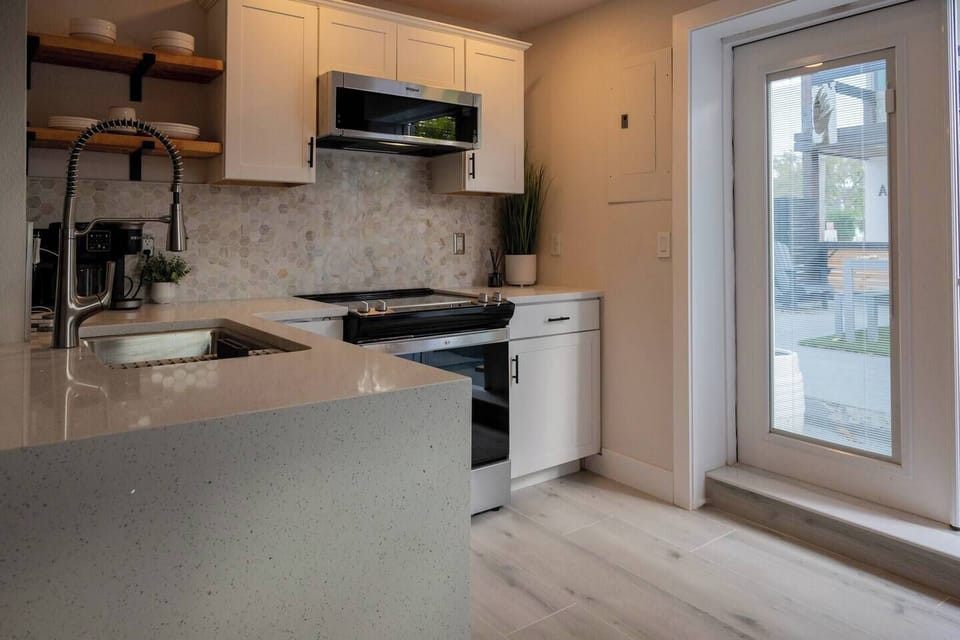 kitchen with two large double door facing the courtyard (2)