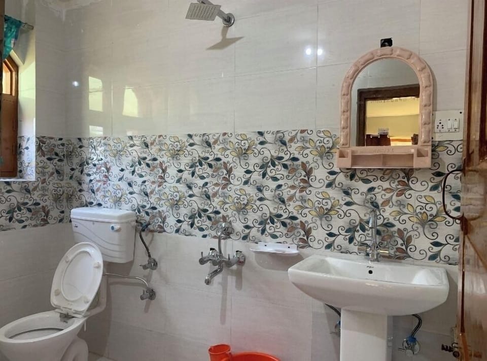 Double Room | Bathroom | Shower, towels, soap