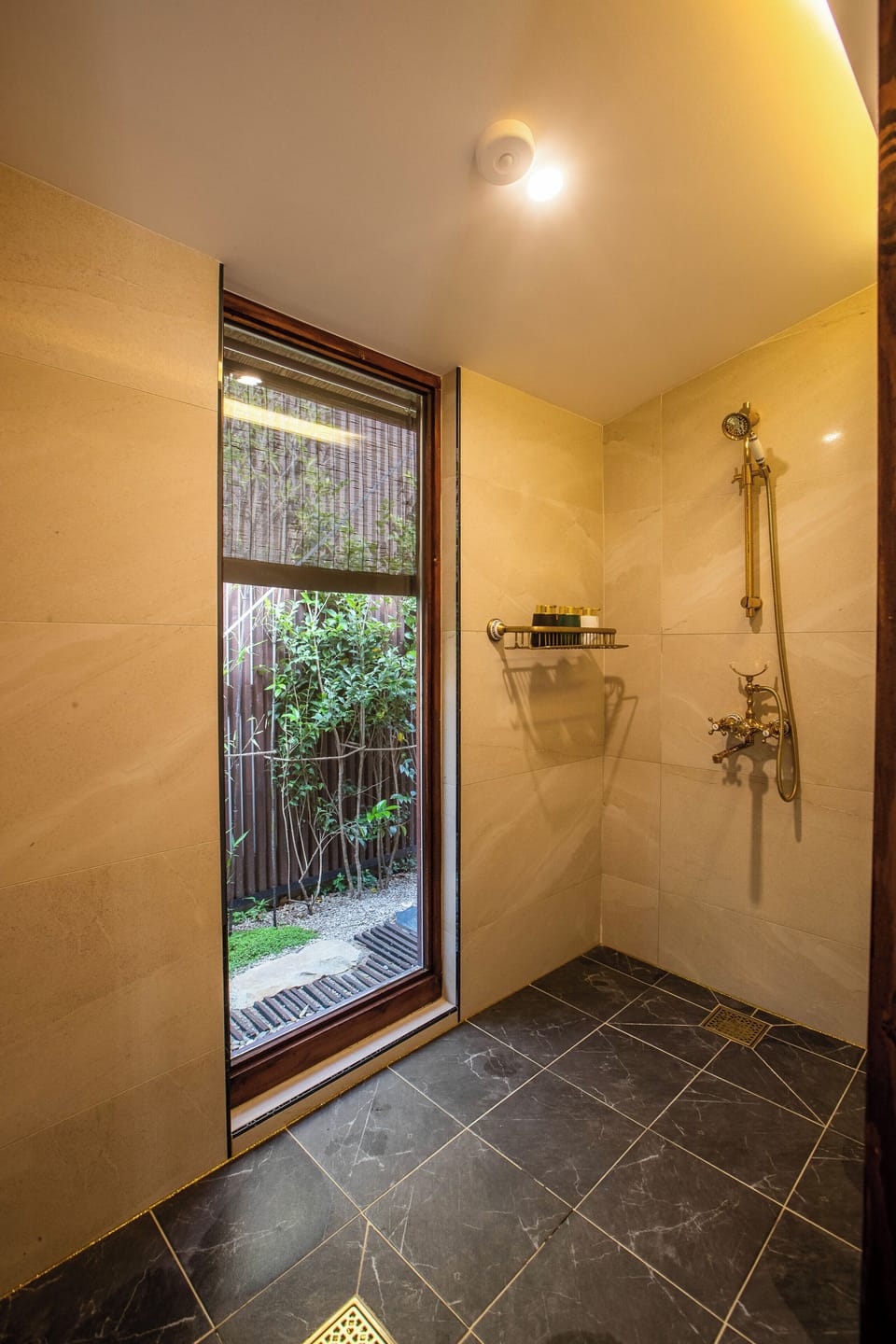 Chalna | Bathroom