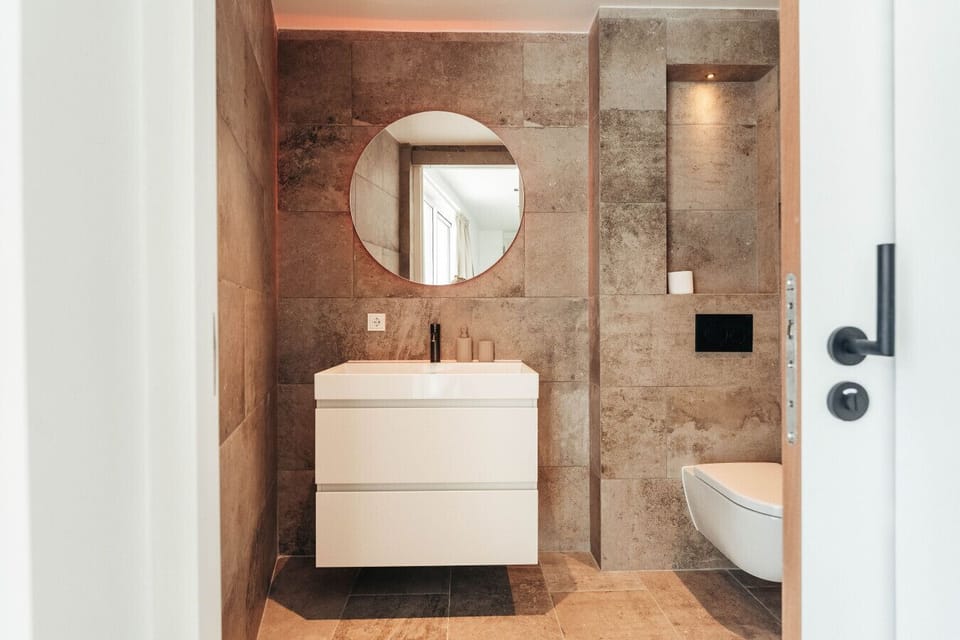 Step into a spa-like retreat! This stylish bathroom combines elegance and comfort, making every self-care moment a joyful escape!