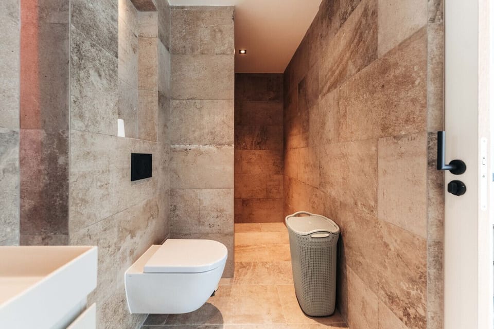 Step into a spa-like retreat! This stylish bathroom combines elegance and comfort, making every self-care moment a joyful escape!