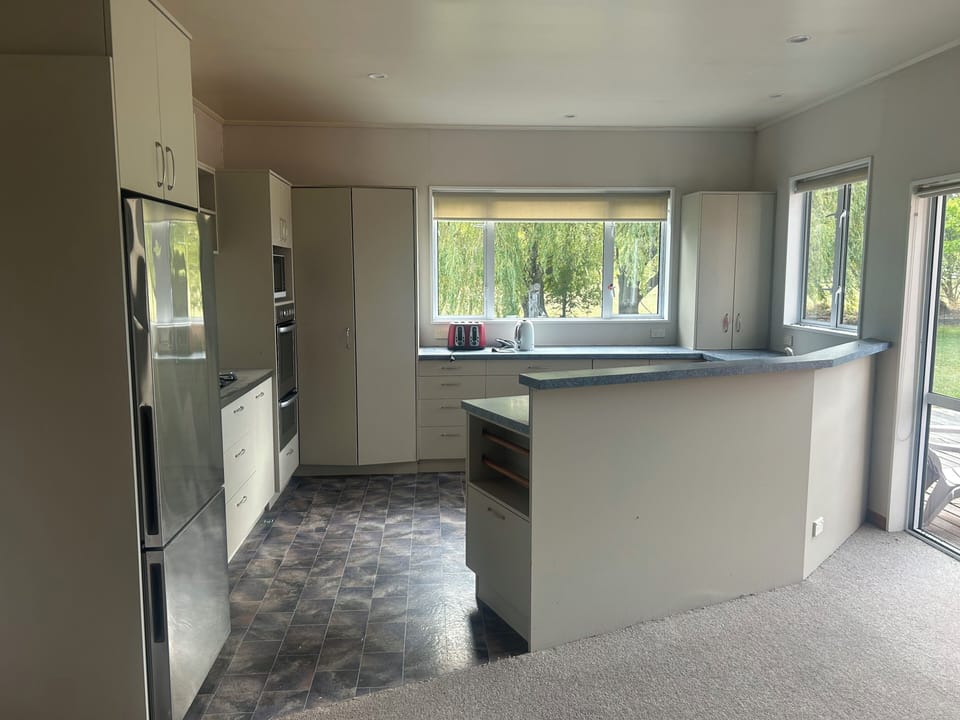 Kitchen.   Good sized kitchen.  Gas hob, air frier.   Dishwasher