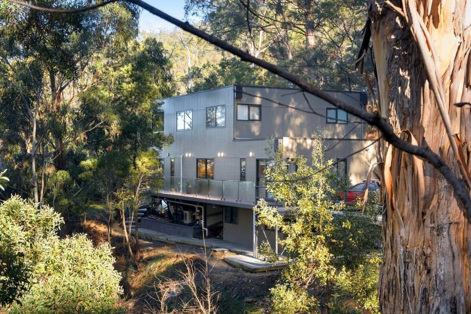 Top storey apartment nestled in the trees
