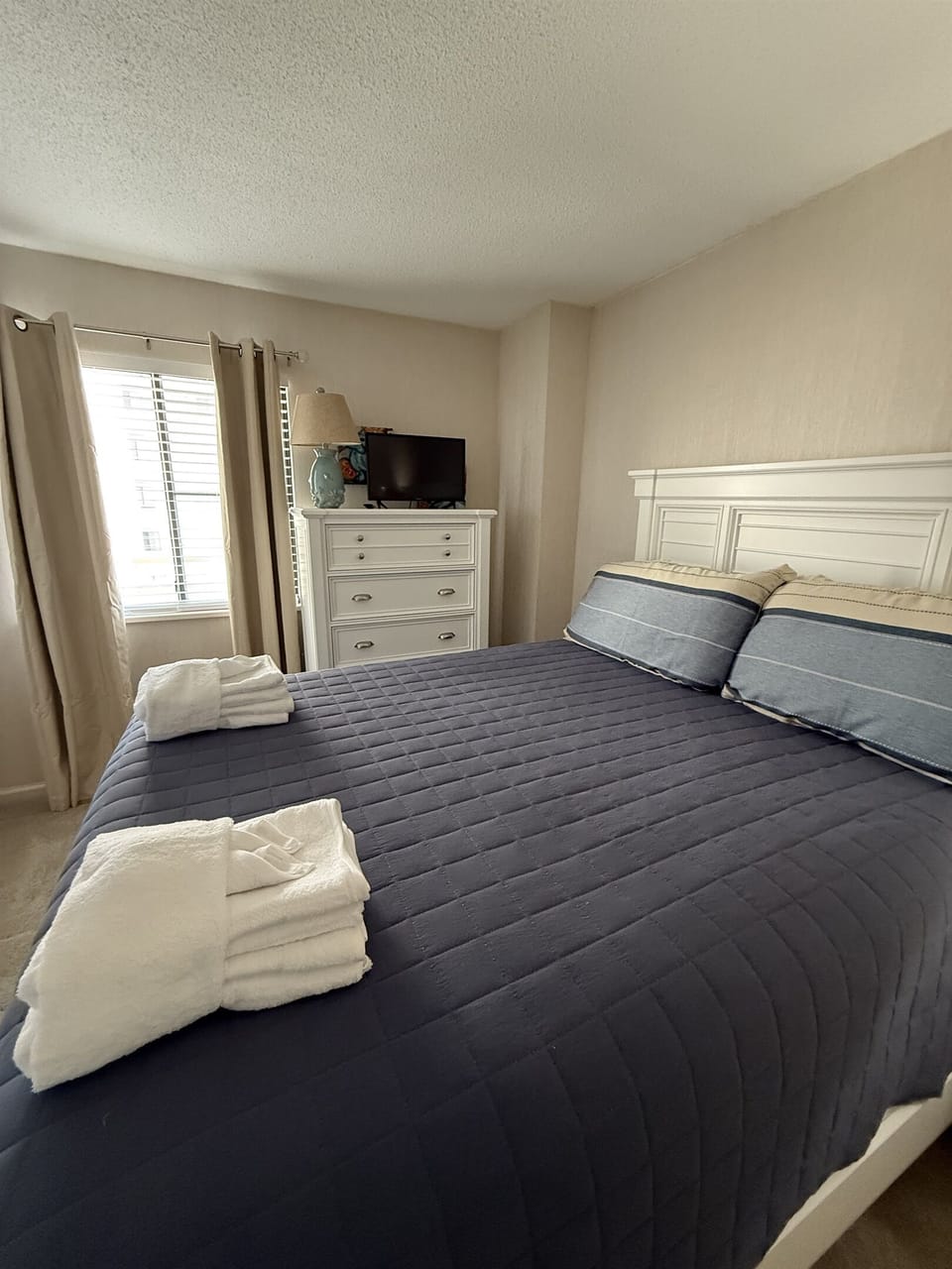 Guest Bedroom w/Queen Bed & Smart TV