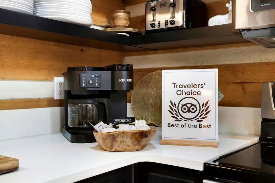 DUAL-FUNCTION COFFEE MAKER ACCEPTS FILTER OR K-CUP POD