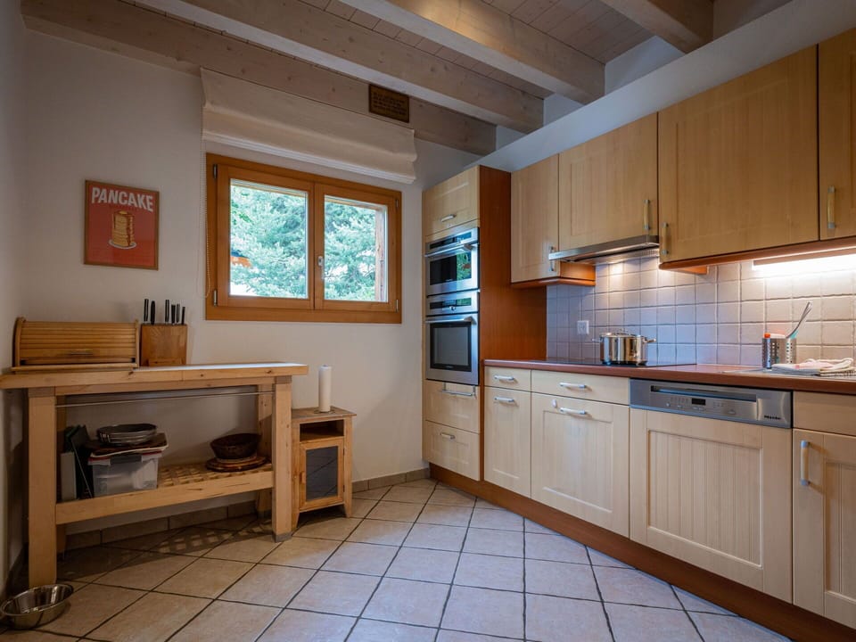 Kitchen, Flooring, Interior Design, Furniture, Wood, Countertop, Kitchen Appliance, Cabinetry, Major Appliance, Ceiling
