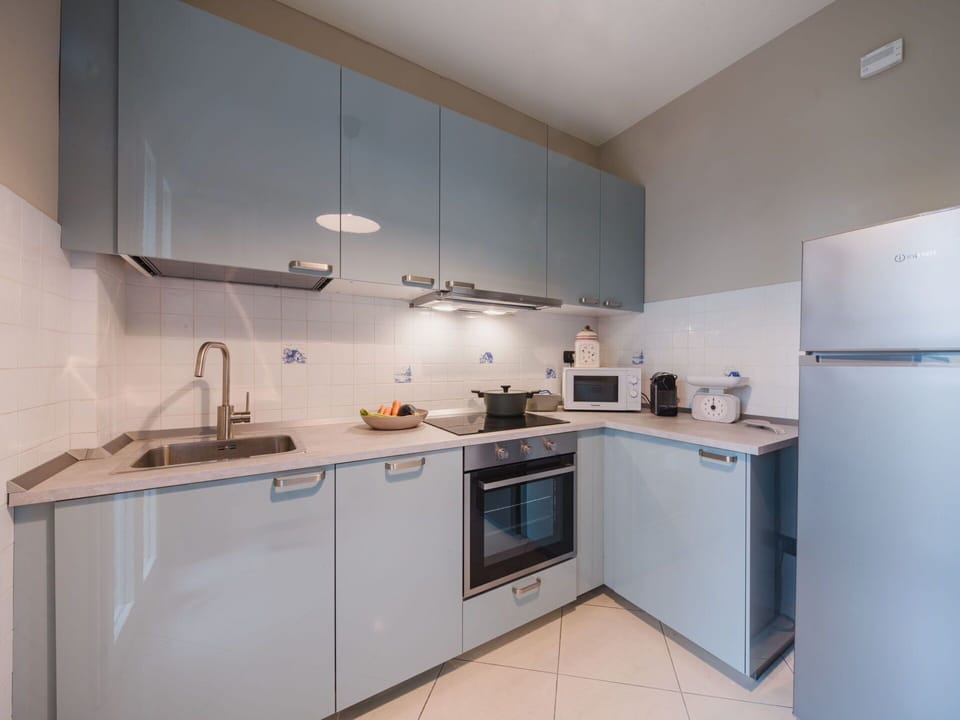 Kitchen Appliance, Kitchen, Major Appliance, Countertop, Cabinetry, Kitchen Stove, Flooring, Interior Design, Home Appliance, Stove