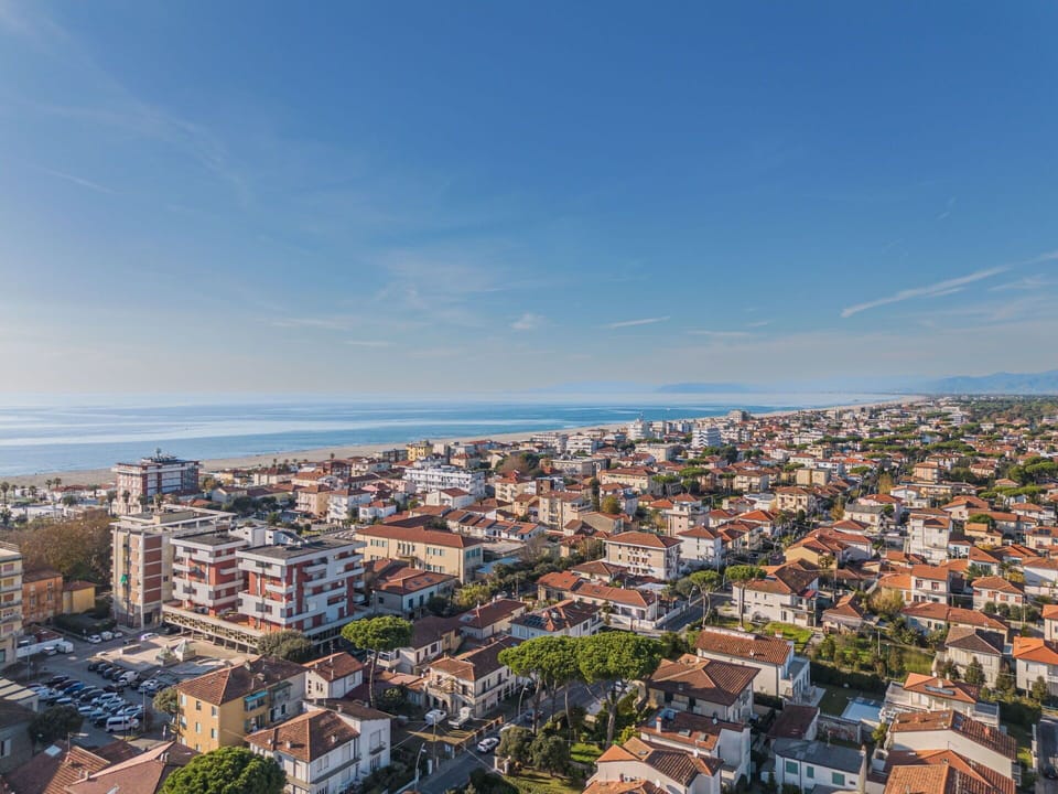 Daytime, Urban Area, Horizon, Residential Area, City, Sea, Coast, Metropolitan Area, Urban Design, Coastal And Oceanic Landforms