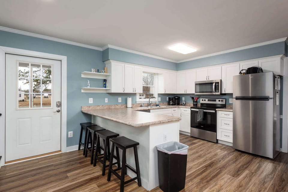Lower Level: Fully Equipped Kitchen with oven, microwave, dishwasher, refrigerator, coffee maker, microwave and breakfast bar