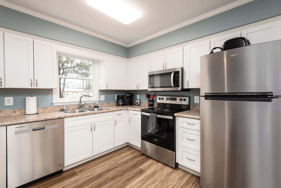 Lower Level: Fully Equipped Kitchen with oven, microwave, dishwasher, refrigerator, coffee maker, microwave and breakfast bar