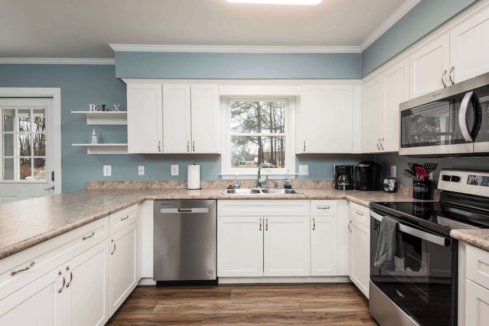 Lower Level: Fully Equipped Kitchen with oven, microwave, dishwasher, refrigerator, coffee maker, microwave and breakfast bar