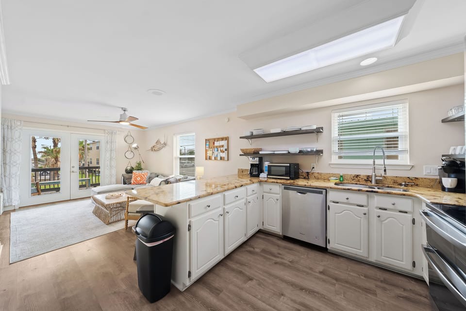 Signature House, 3 Bedrooms, Non Smoking, Pets Allowed | Private kitchen | Fridge, microwave, oven, stovetop