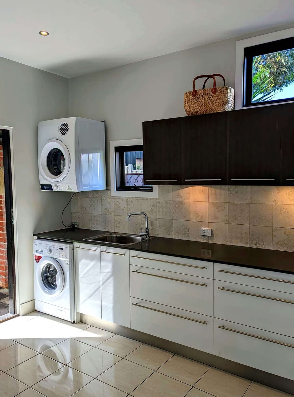 Laundry with washing machine and dryer 