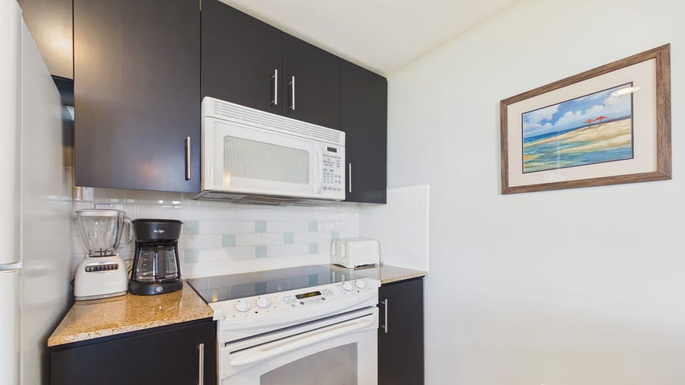 Full kitchen with breakfast bar and all the cooking essentials