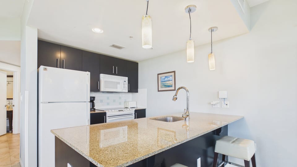 Full kitchen with breakfast bar and all the cooking essentials