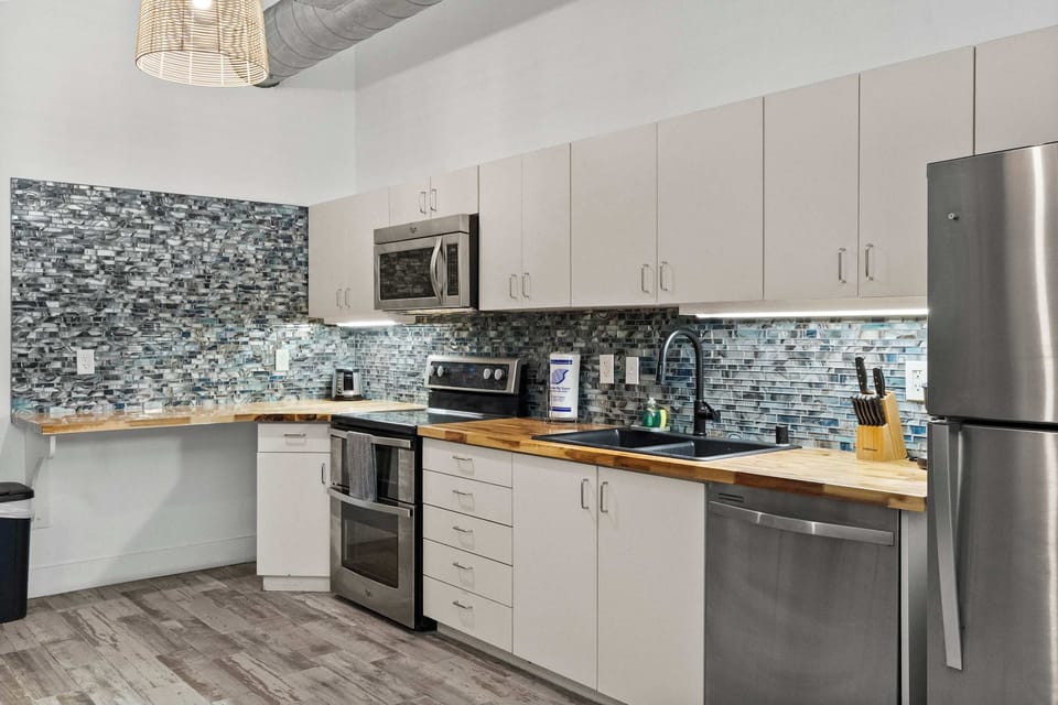 Fully equipped kitchen with clean, modern design