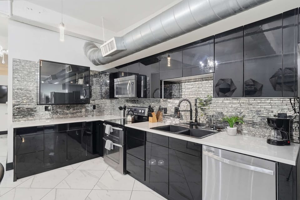 Fully equipped kitchen with modern finishes.