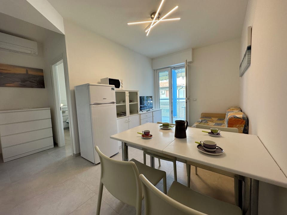 Apartment, 2 Bedrooms, Balcony, City View | Dining room