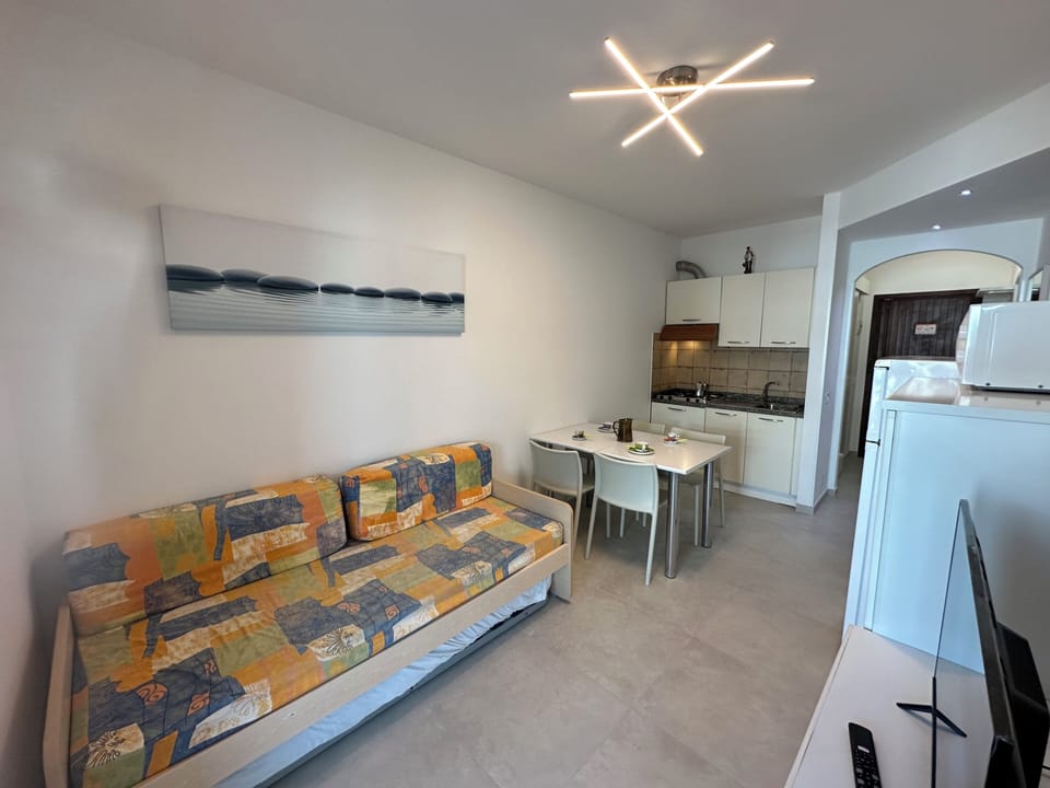 Apartment, 2 Bedrooms, Balcony, City View | Living room