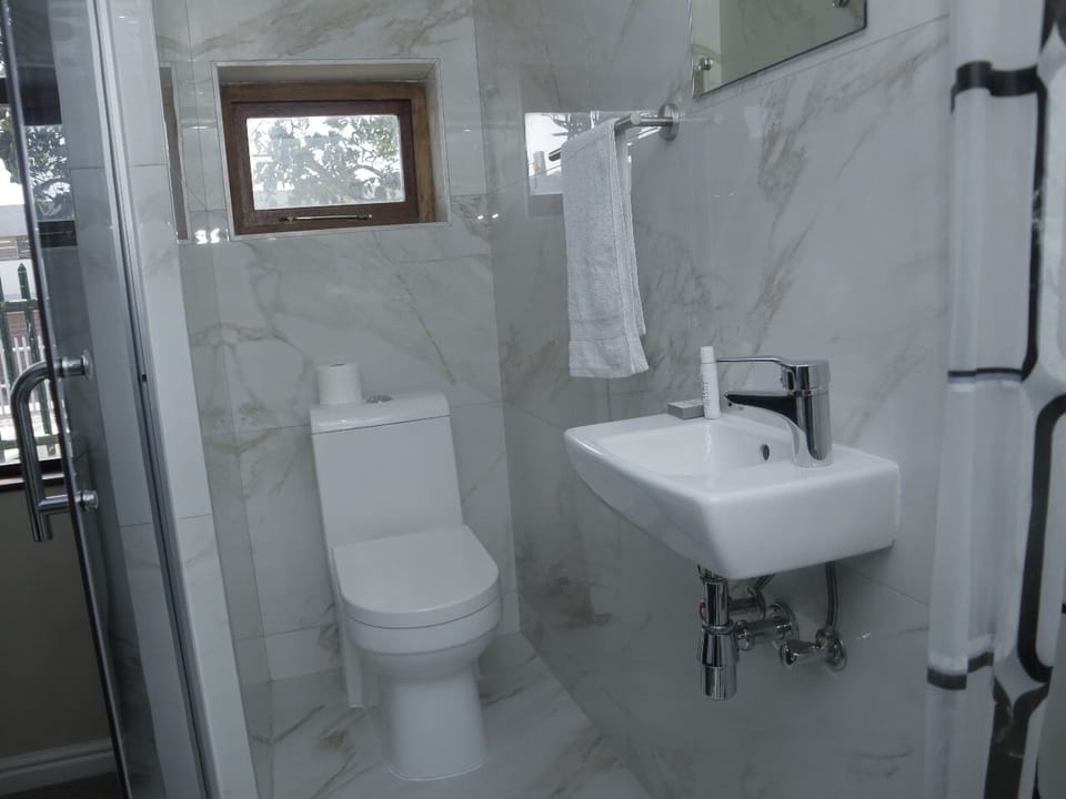 Standard Double Room | Bathroom | Towels, soap, shampoo, toilet paper