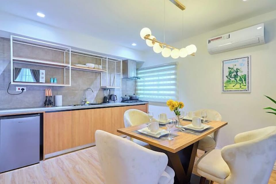 Junior Room, Balcony, City View | Dining room