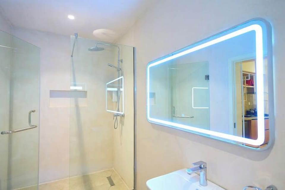 Junior Room, Balcony, City View | Bathroom | Free toiletries, hair dryer, towels, soap