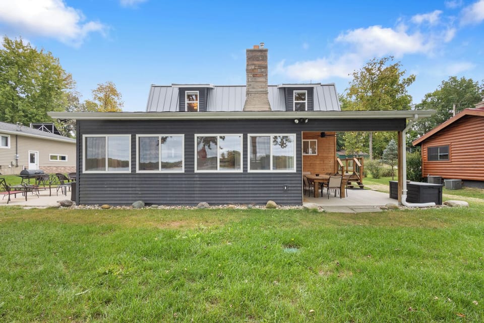 Great lake house on Great Bear Lake! Two outdoor seating areas available 