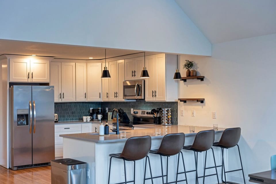 Stylish kitchen peninsula with seating for four—perfect for casual dining and socializing!