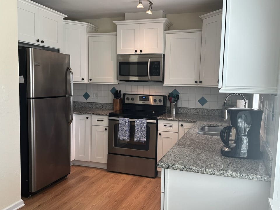 Full size refrigerator/freezer with ice treys.