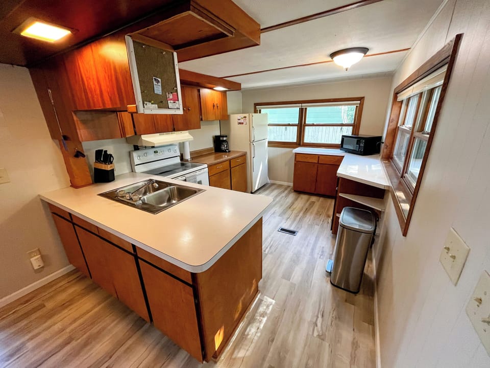 Fully equipped kitchen with micro, stainless steels pots, hot water kettle, etc