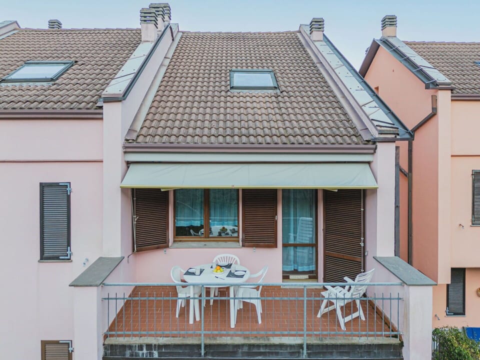 Furniture, Flooring, Home, Floor, Chair, Shade, Apartment, Outdoor Furniture, Houseplant, Kitchen & Dining Room Table