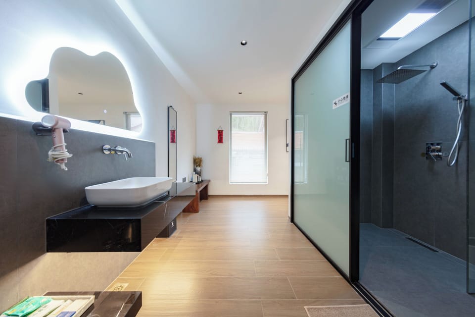 Comfort Suite | Bathroom | Shower, rainfall showerhead, free toiletries, hair dryer