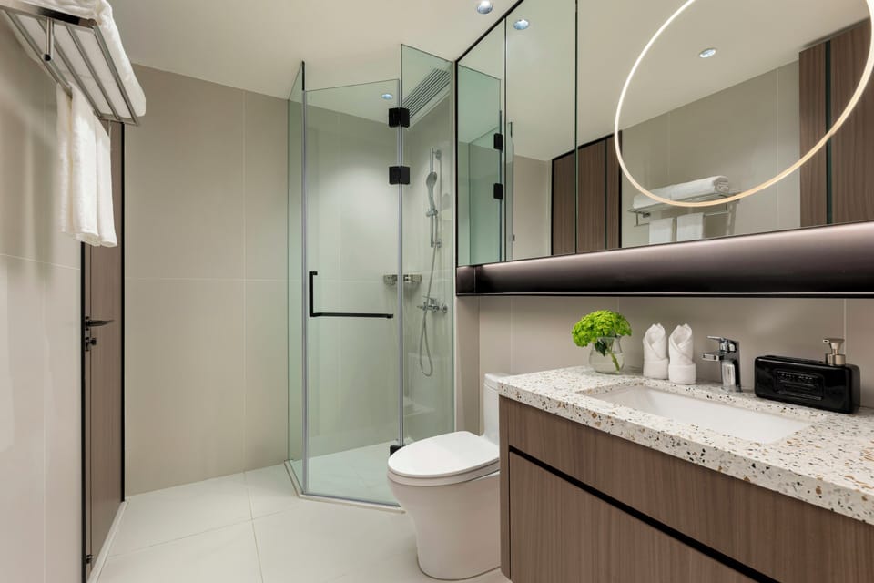 Luxury Room, 1 Bedroom | Bathroom | Free toiletries, hair dryer, slippers, towels