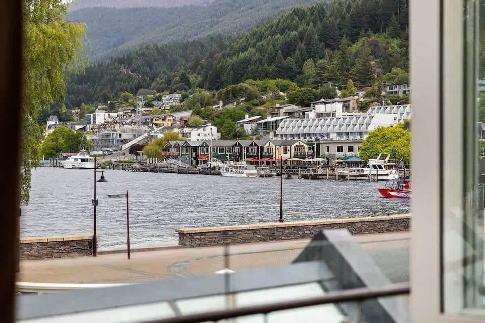 Prime Lakefront Location – Just steps from the water, this apartment offers immediate access to Queenstown’s picturesque lakefront on Marine Parade, with stunning views of Lake Wakatipu and the surrounding mountains.