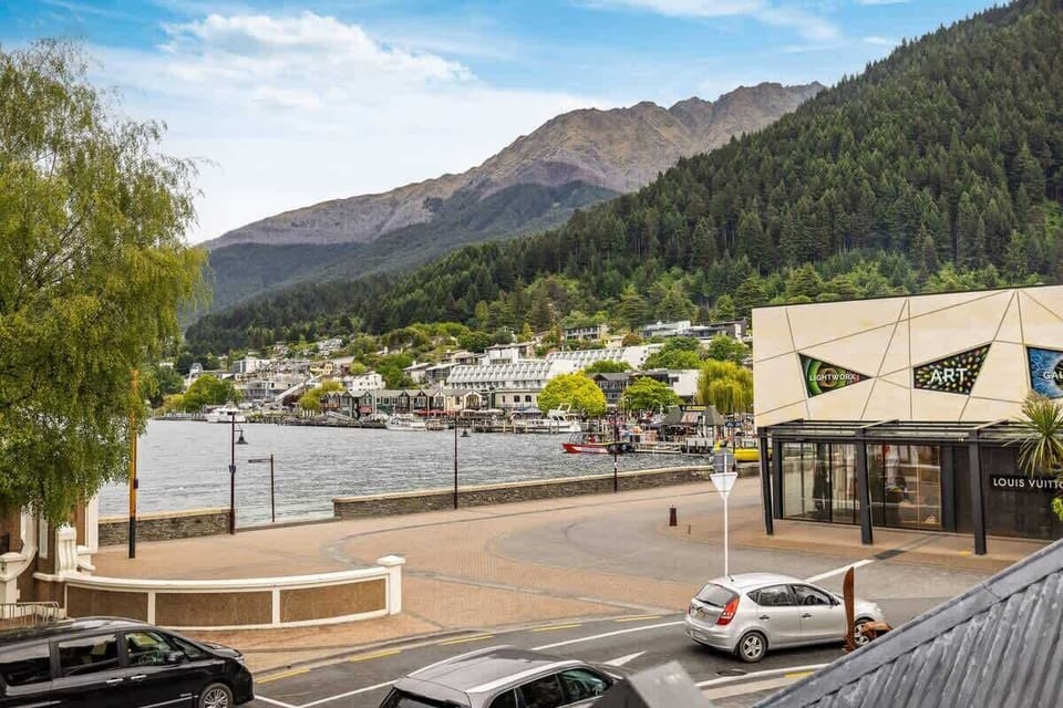 Lakefront Luxury – Step outside and enjoy immediate access to the serene beauty of Lake Wakatipu, right from your doorstep on Marine Parade, with sweeping views of Queenstown’s stunning alpine landscape.