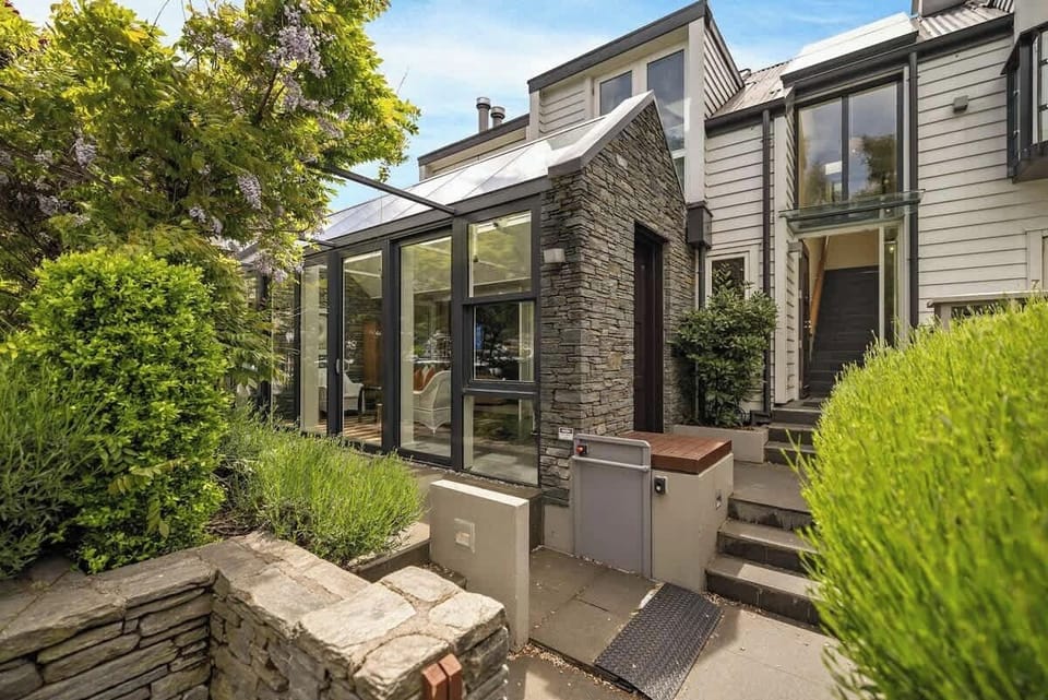 Unparalleled Views & Location – Step outside to stunning lakefront scenery, with Queenstown’s best dining and attractions just moments away.