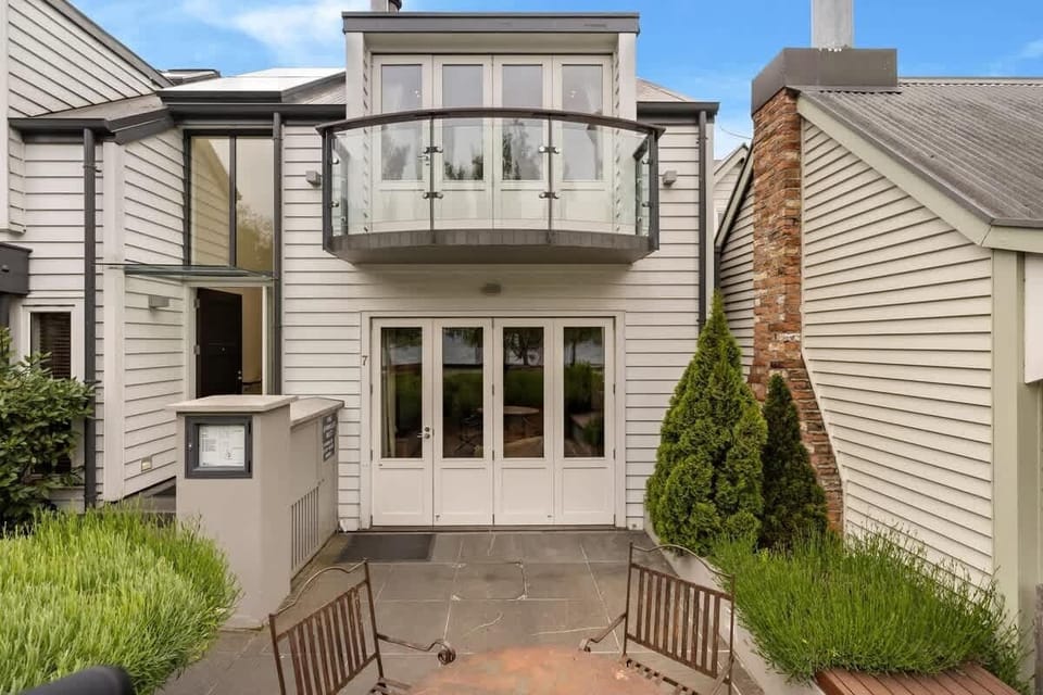 Perfect Location in Queenstown – Enjoy the convenience of being right on the lakefront in the heart of Queenstown, with breathtaking views and easy access to the town’s best attractions and outdoor adventures.
