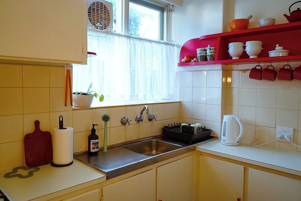 Deluxe Apartment | Private kitchen | Fridge, microwave, oven, stovetop