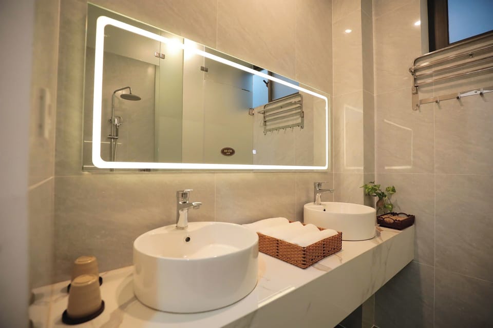 Family Room | Bathroom | Shower, hair dryer, slippers, bidet
