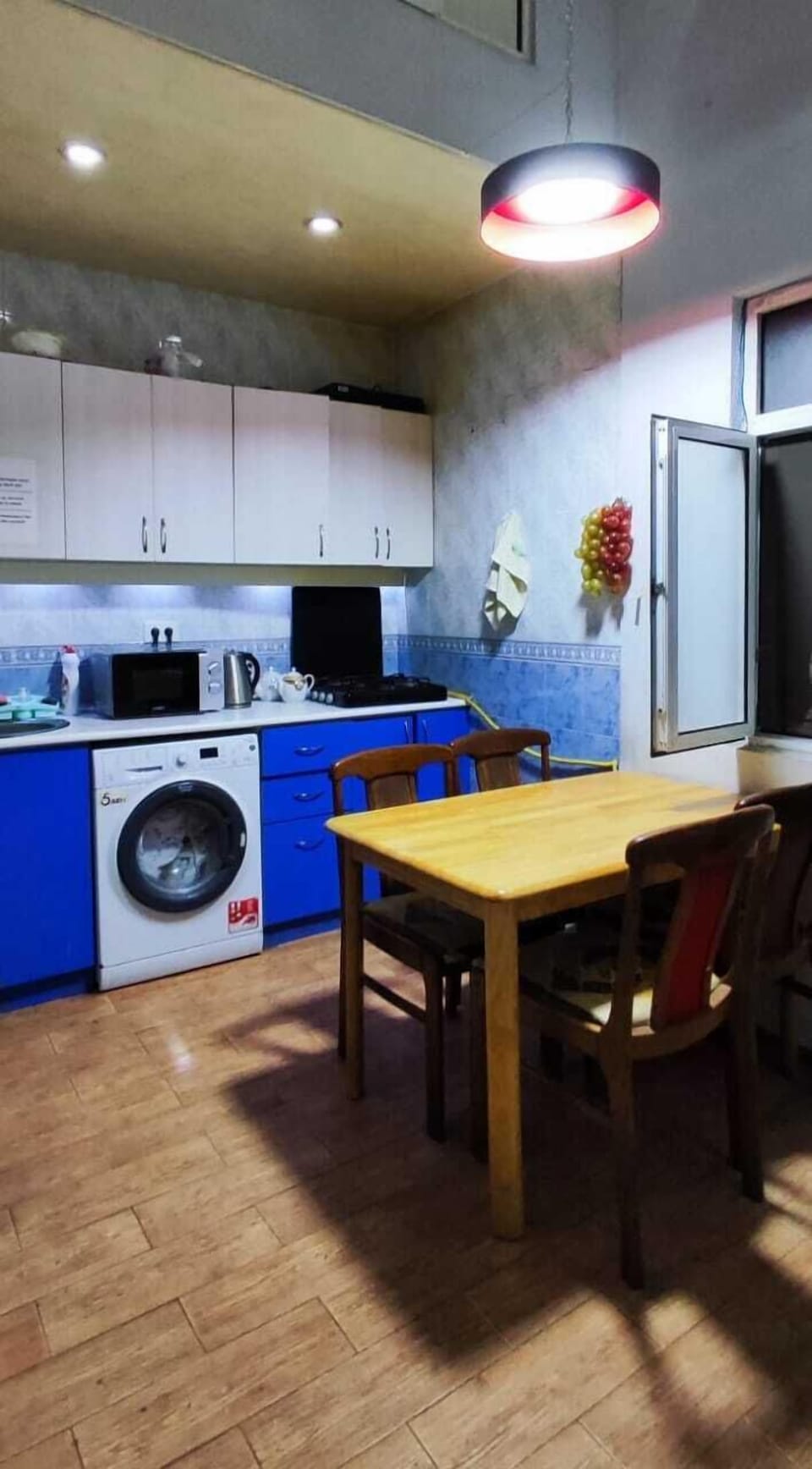 Full-size fridge, microwave, oven, stovetop