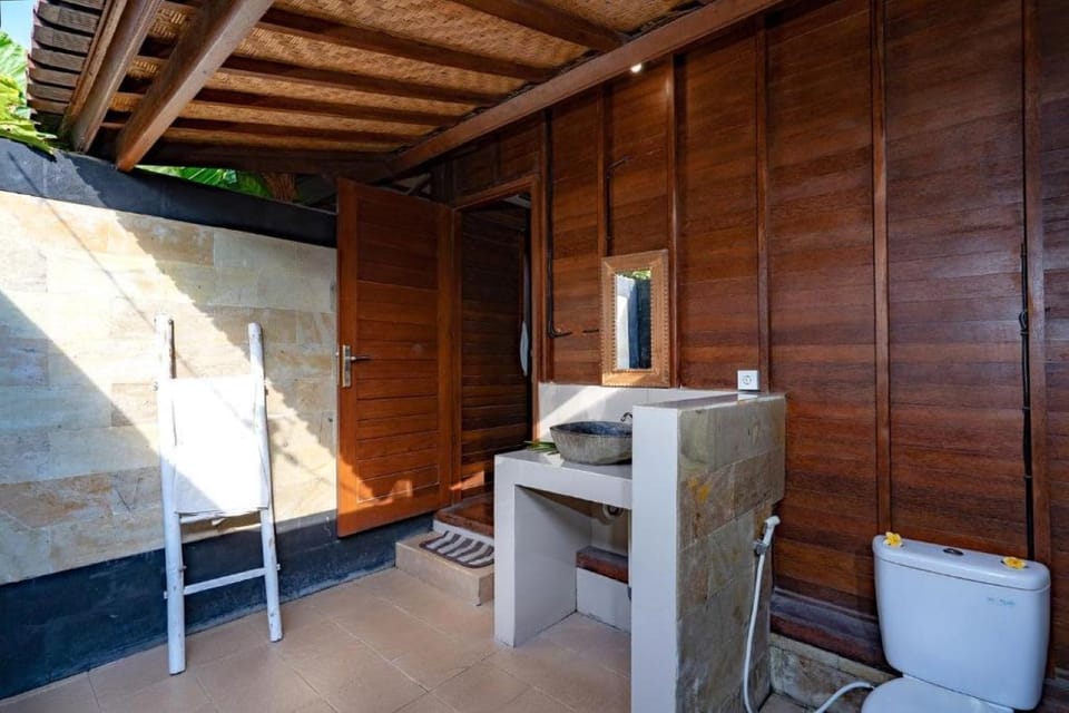 Standard Double Room, Garden View | Bathroom | Towels, soap, shampoo, toilet paper