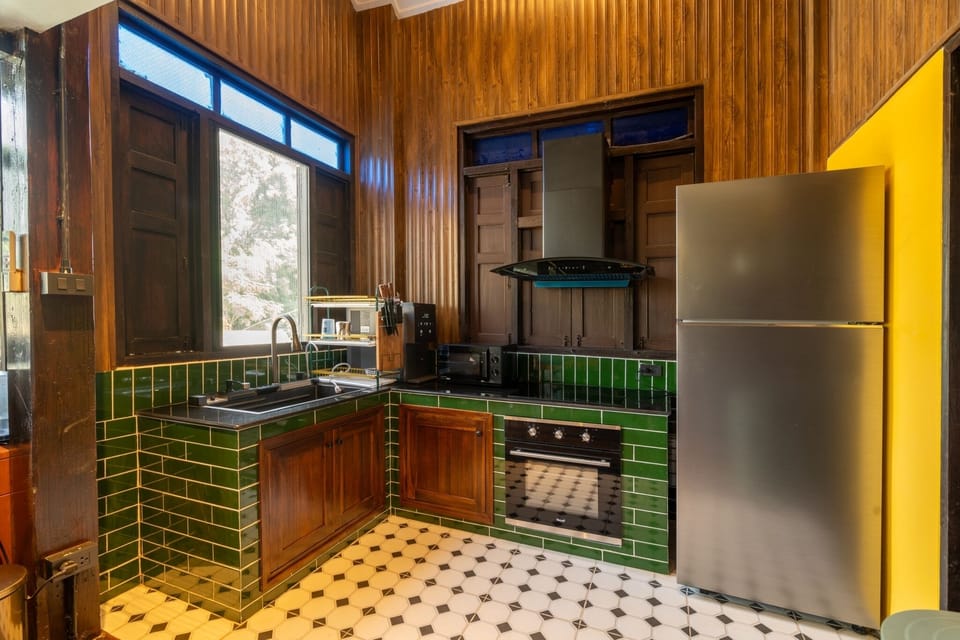 Full-size fridge, microwave, oven, stovetop