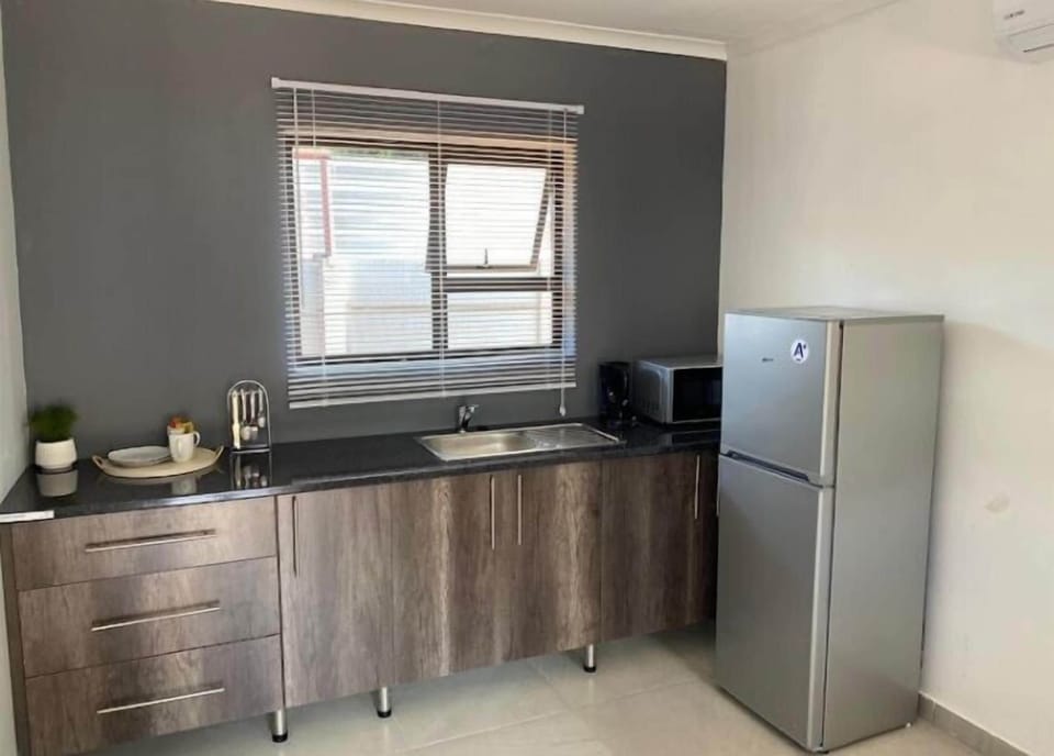 Comfort Room | Private kitchen | Fridge, microwave