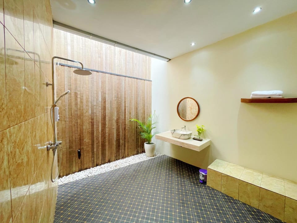 Executive Double Room | Bathroom | Shower, slippers, towels, soap
