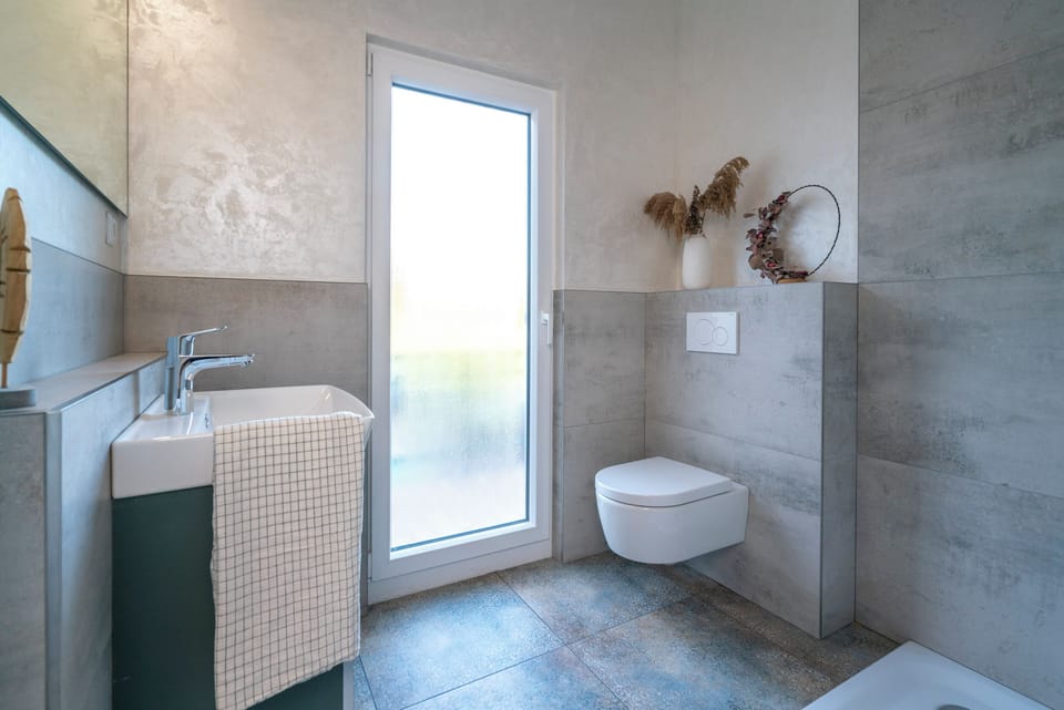 Double Room | Bathroom | Shower, hair dryer, towels, shampoo