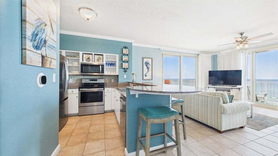 Updated full kitchen with breakfast bar