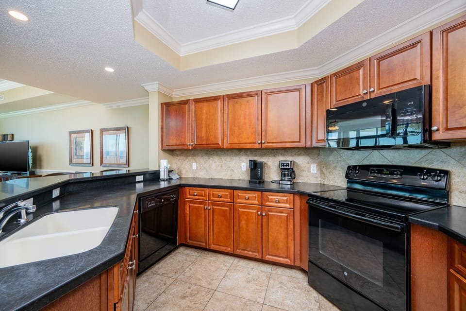 Condo, 3 Bedrooms | Private kitchen | Fridge, oven, coffee/tea maker