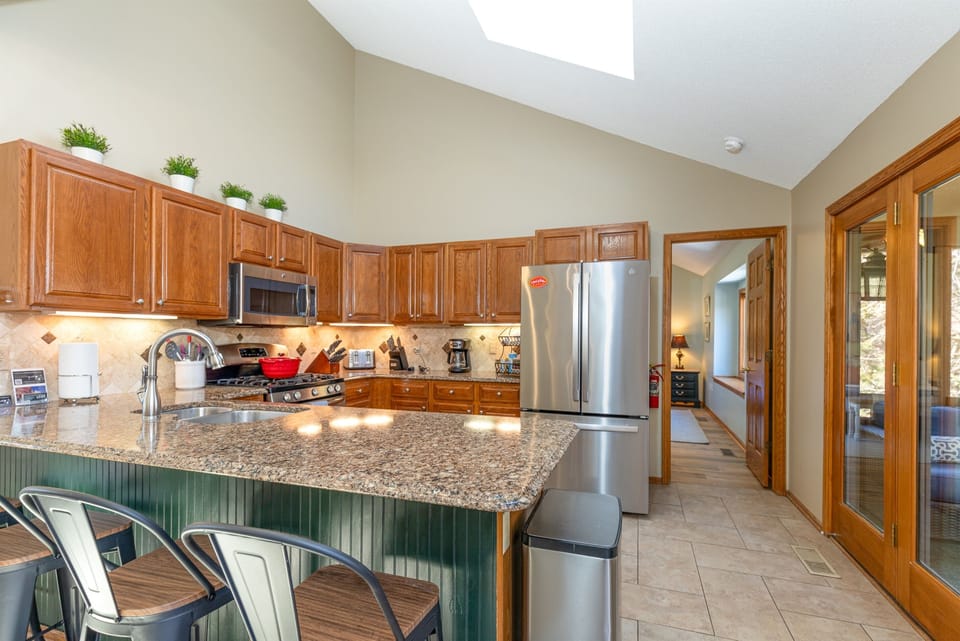 Fully equipped kitchen + gas grill — group dinners before downtown Galena nights out