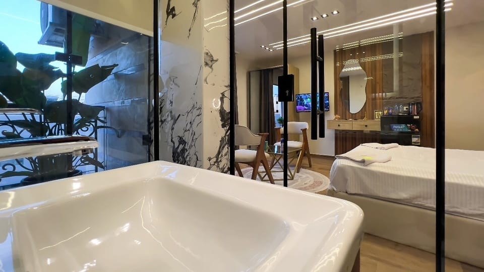 Elite Double Room, 1 King Bed, Hot Tub, Desert View | Bathroom | Combined shower/tub, hydromassage showerhead, free toiletries